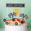 Formule 1 taartvlag met raceauto en Happy Birthday decoratie