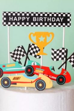 Formule 1 taartvlag met raceauto en Happy Birthday decoratie