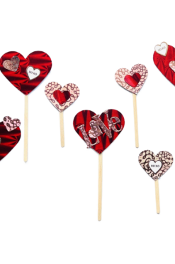 Set van Valentijn taarttoppers handgemaakt op een rode fluwelen taart