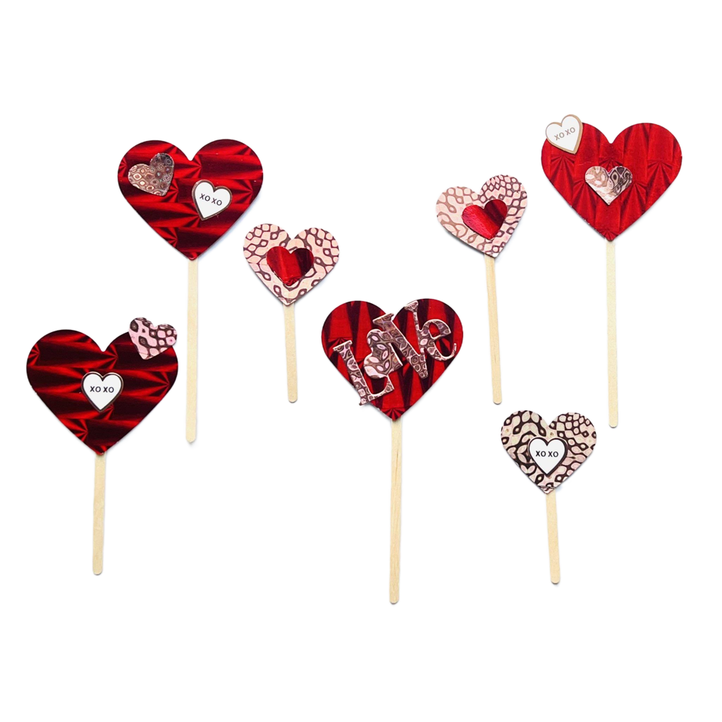 Set van Valentijn taarttoppers handgemaakt op een rode fluwelen taart