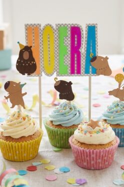 Capibara taartdecoratie met Hoera en cupcakeprikkers