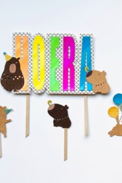 Capibara taartvlag met Hoera en losse cupcakeprikkers